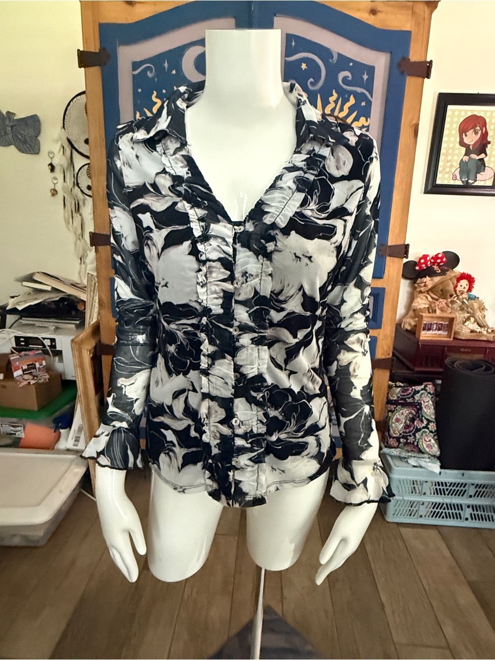 kathy ireland Black & White Floral Ruffled Button-Down Blouse